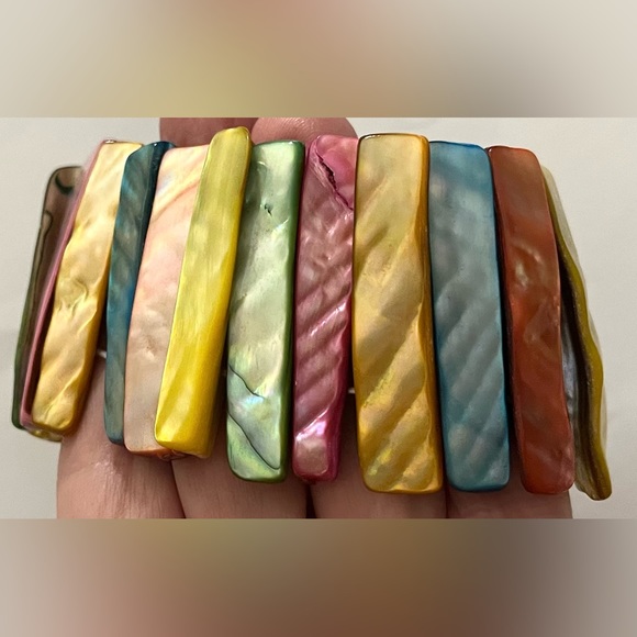 Shell rainbow of colors elastic bracelet EUC jewelry - Picture 6 of 14
